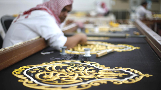 A worker embroiders the Kiswa, a silk cloth covering the Holy Kaaba, in the holy city of Mecca, ahead of the annual haj pilgrimage October 8, 2013. The Kaaba is Islam's holiest site. REUTERS/Ibraheem Abu Mustafa (SAUDI ARABIA - Tags: RELIGION SOCIETY)