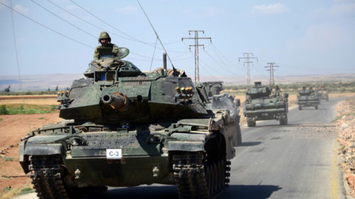 Turkish troops drive their tanks on September 4, 2016 on a road near the Syrian village of al-Waqf and some 3km south of al-Rai, the small border town with Turkey.  Turkish forces and Syrian rebels expelled the Islamic State group from the last areas of the Syrian-Turkish border under their control on September 3, 2016, the Syrian Observatory for Human Rights said. / AFP PHOTO / Nazeer al-Khatib